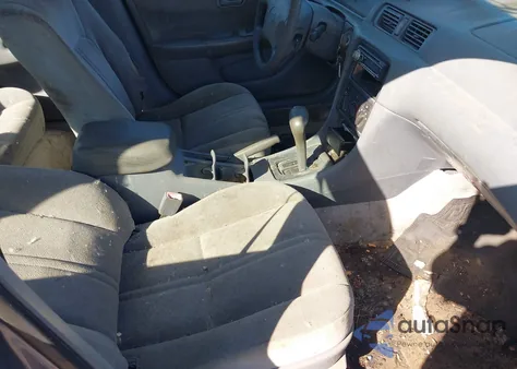 2000 Toyota Camry Ce z USA, uszkodzony, nr VIN 4T1BG22K1YU643066